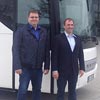 Links: Fahrer Markus Liebe der an seinem Geburtstag sein neues Dienstfahrzeug in Empfang nehmen durfte Rechts: Geschäftsführer Stephan Heuel